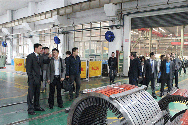 西瑪電機總經理楊天利帶領各位供應商代表參觀廠區 西瑪電機總經理楊天利帶領各位供應商代表參觀廠區